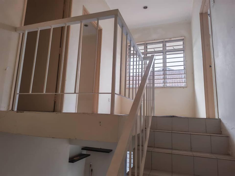 Upstairs landing and staircase