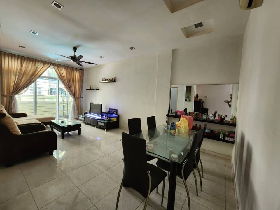 Spacious living and dining area