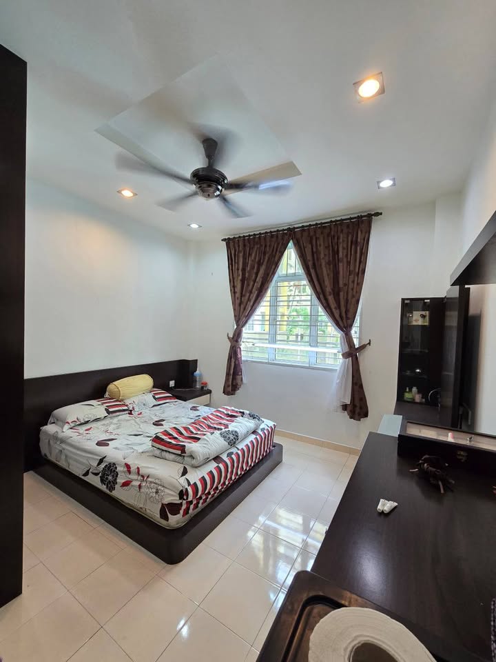 Furnished primary bedroom