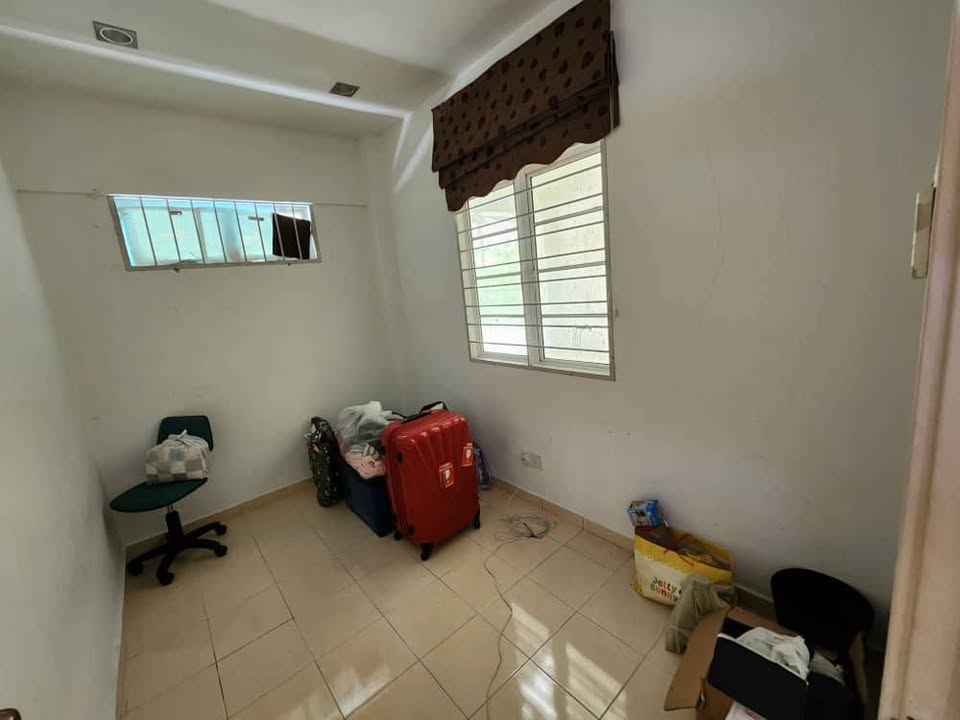 Additional bedroom or study