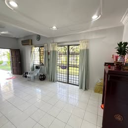 Front living area and side entrance