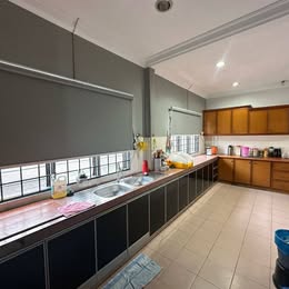 Fully extended fitted kitchen