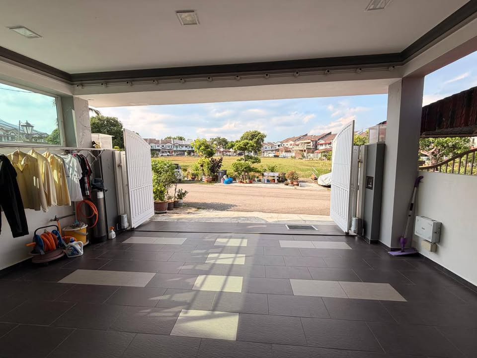 Spacious covered car porch