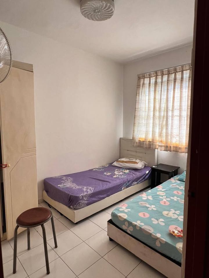 Bedroom with twin beds