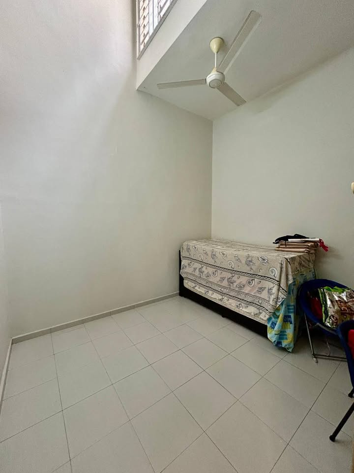 Additional bedroom with high ceiling