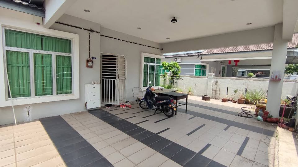 Large tiled covered porch