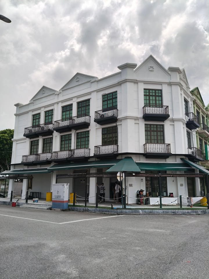 Exterior of Limbongan Jaya three-storey corner shoplot