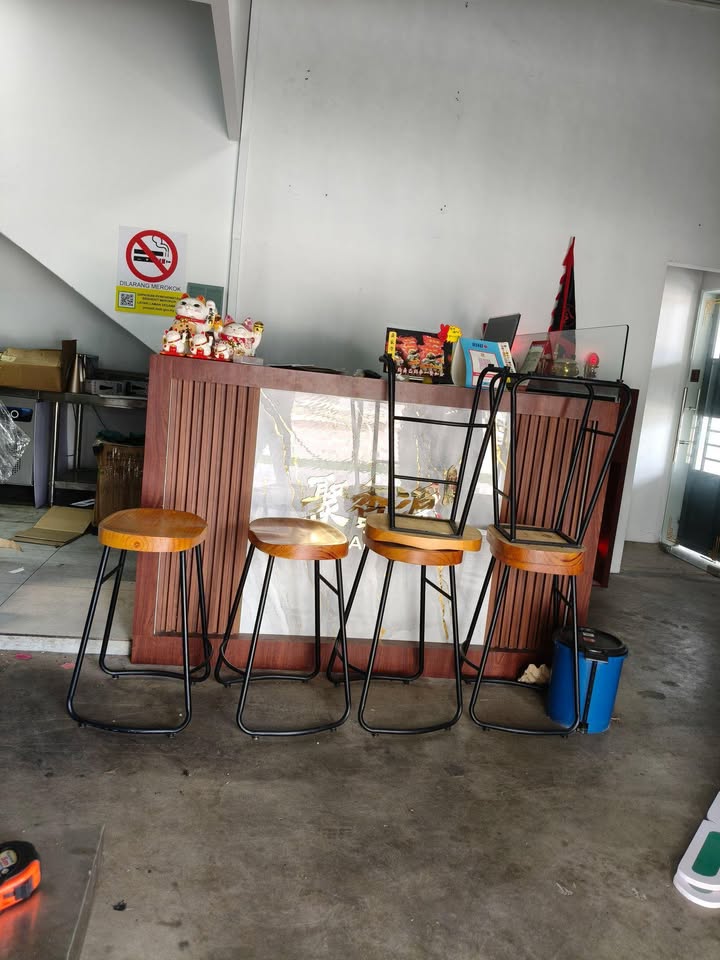 Ground-floor bar counter