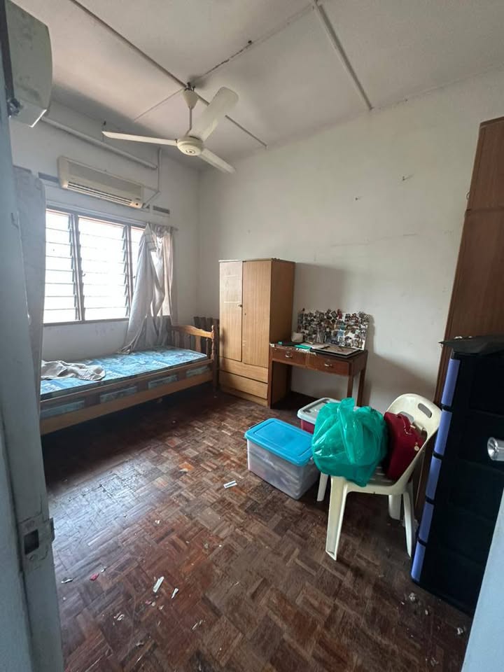 Additional bedroom with wardrobe and desk