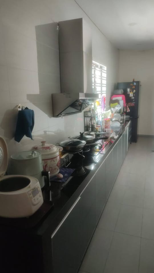 Fitted kitchen with cooker hood
