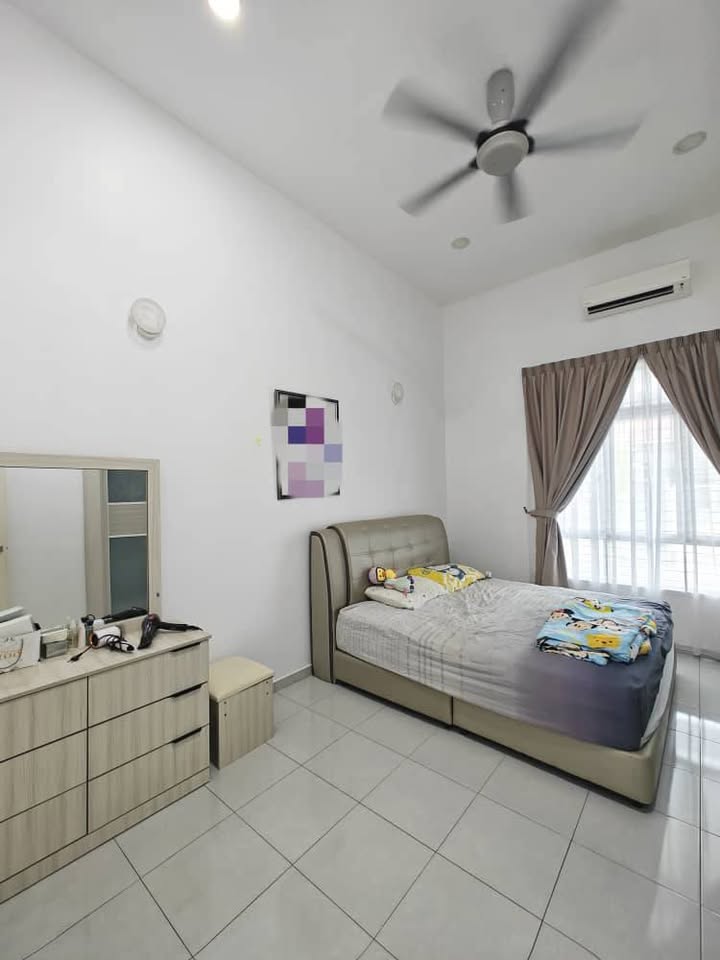 Partially furnished primary bedroom