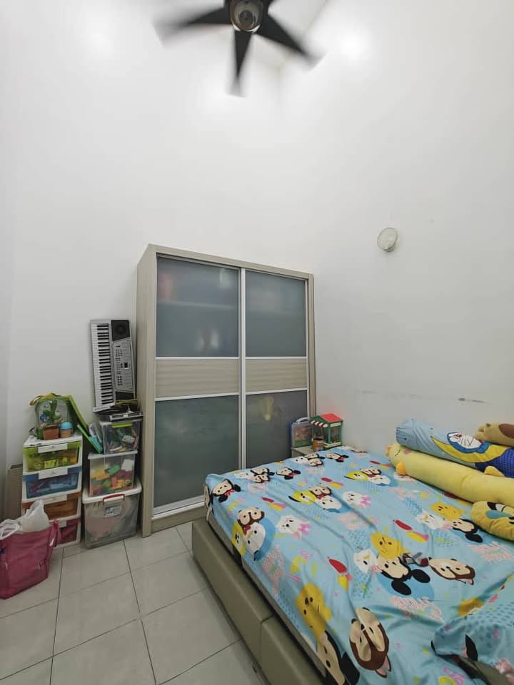 Second bedroom with wardrobe