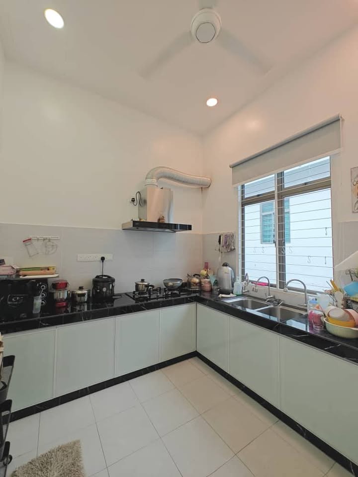 Spacious fitted kitchen