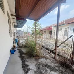 Covered side walkway
